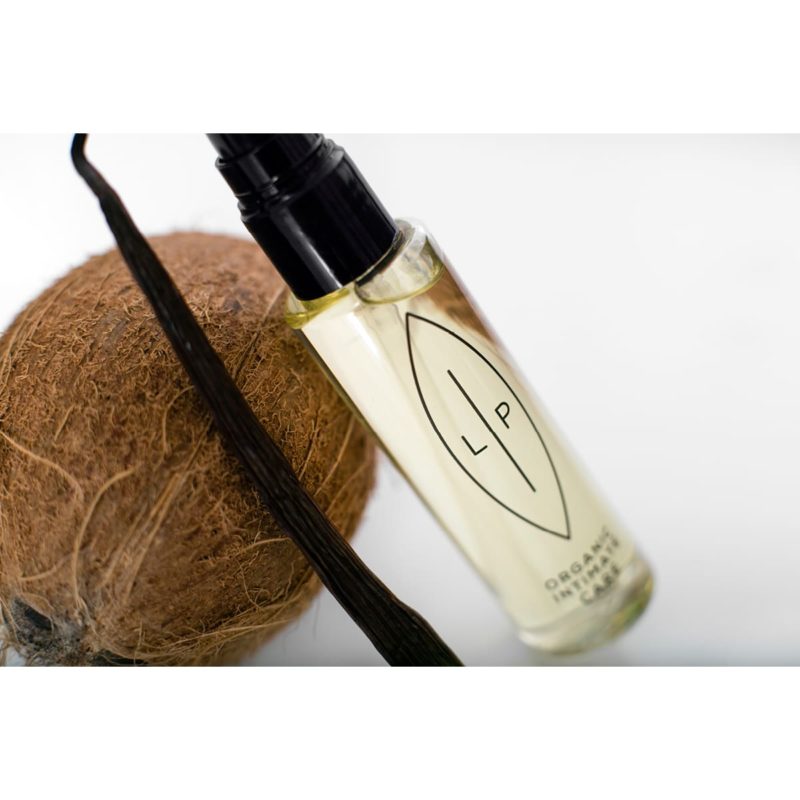 LIP_Cleansing and Moisturising Oil_Coconut and Vanilla_mit Deko