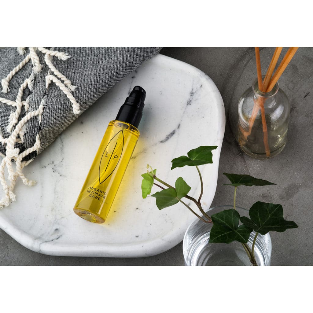 LIP_Cleansing and Moisturising Oil_Sea Buckthorn and Fragonia_mit Deko