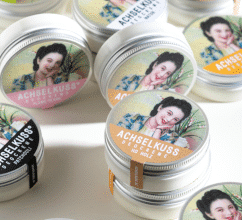 Achselkuss Deocreme Dosen gestapelt