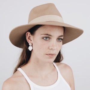 Hamsa Mini Hand Earrings "nude"