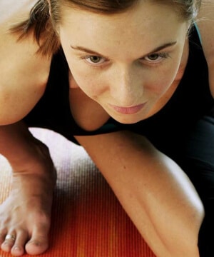 Ako Yoga - Frau auf Yogamatte in Nahaufnahme in Yoga Pose