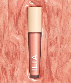 Ilia Naturkosmetik - Lipgloss versinkt in cremiger Substanz