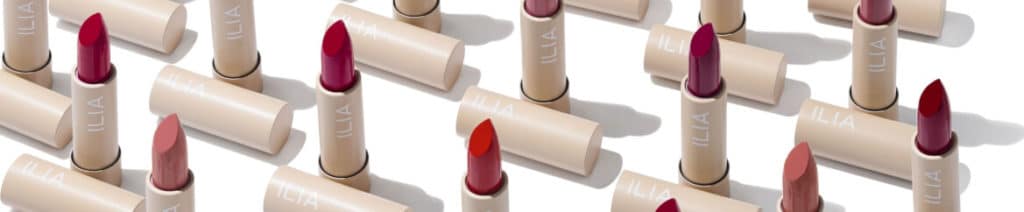 Ilia Beauty Naturkosmetik - Lippenstifte aufgereiht offen neben Verschlusskappen
