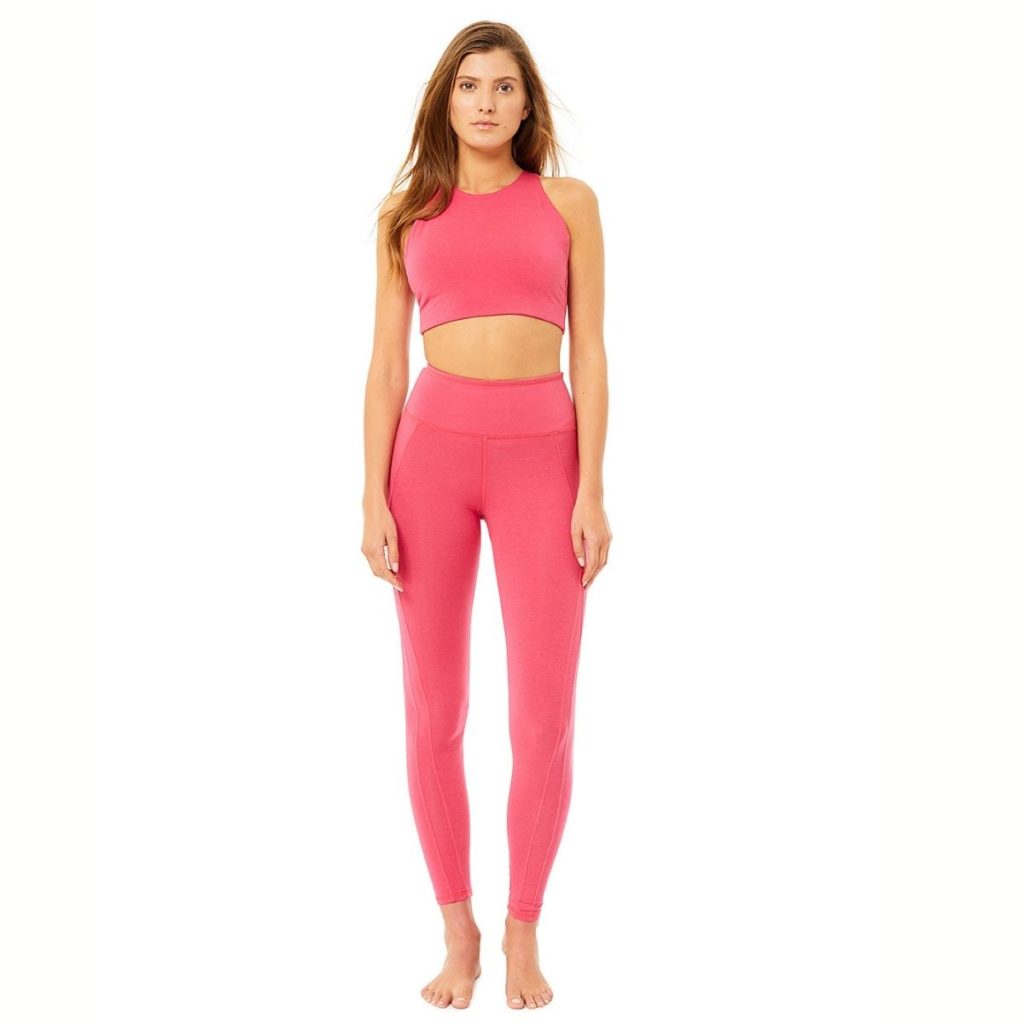 Frau trägt Yoga Outfit von Mandala in der Farbe rosa