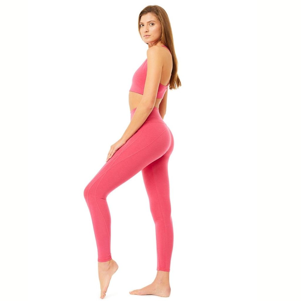 Frau trägt Yoga Outfit von Mandala in der Farbe rosa