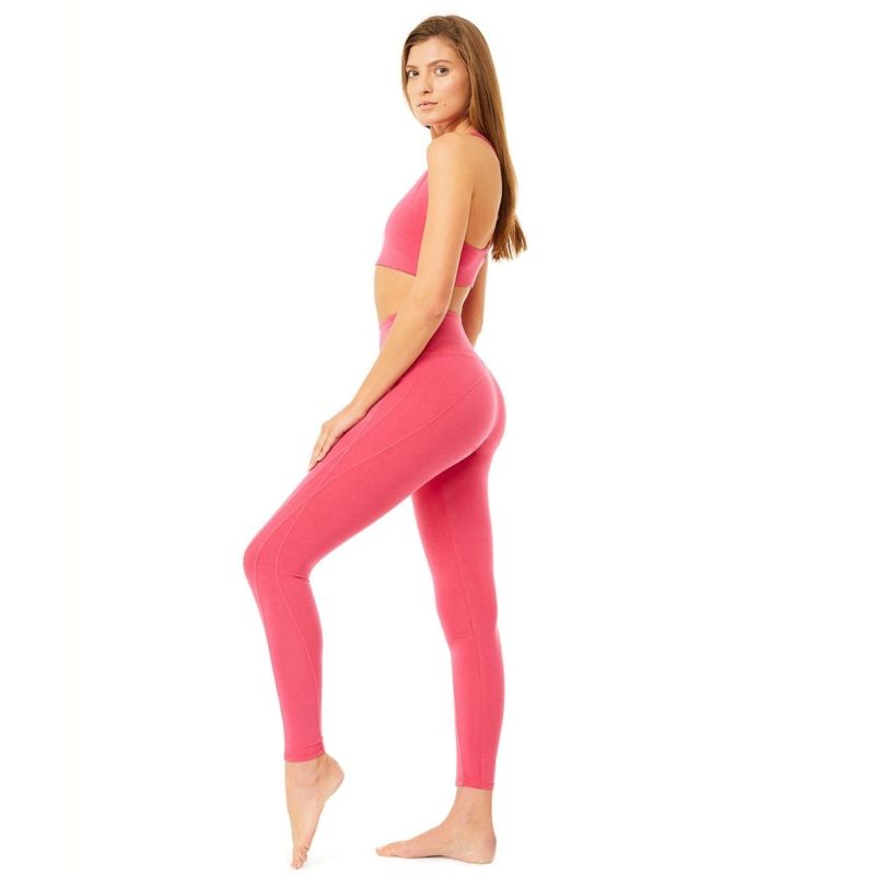 Frau trägt Yoga Outfit von Mandala in der Farbe rosa