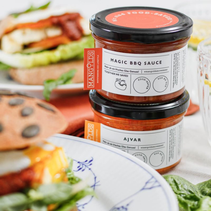 Mangolds Foodsaver Magic BBQ Sauce und Ajvar am Tisch