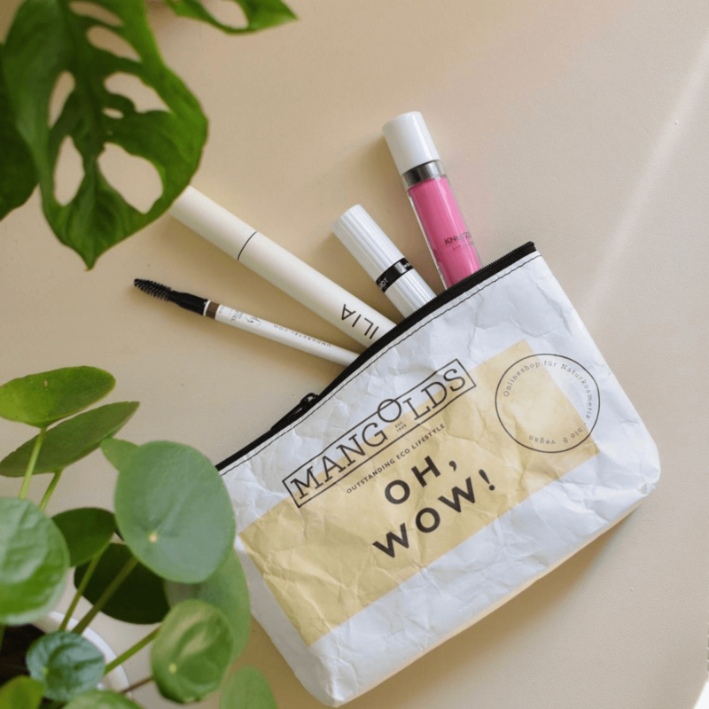 Mangolds Kosmetiktasche liegend mit Make-Up gefüllt
