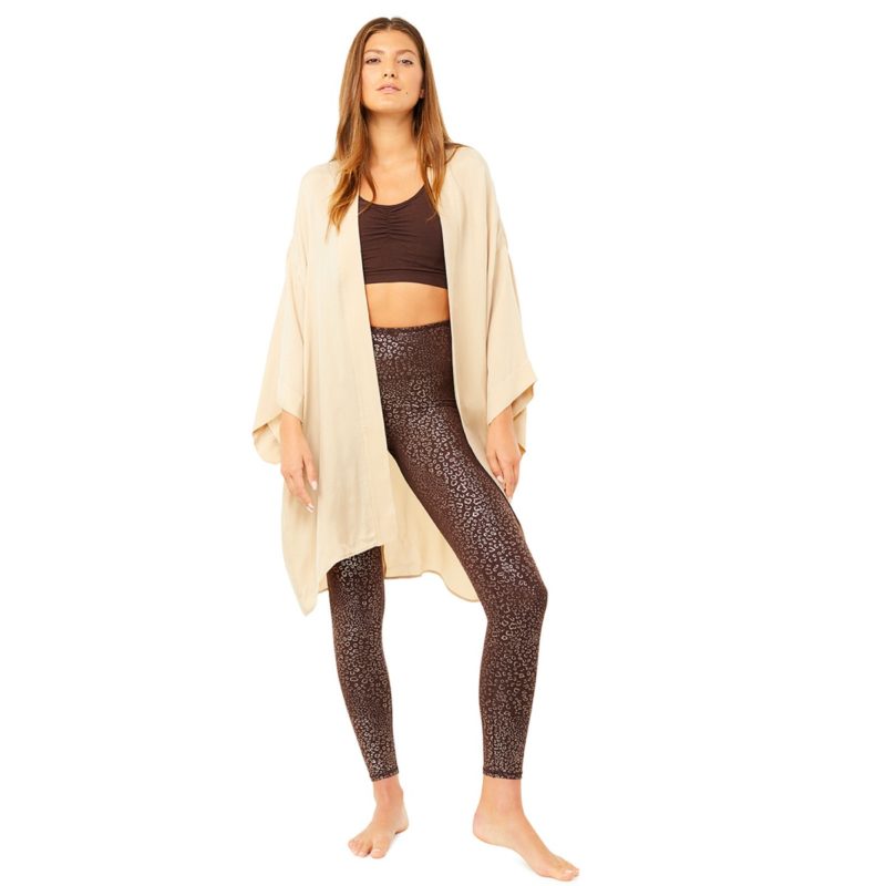 Frau trägt Yoga Kimono in der Farbe Sand von vorne