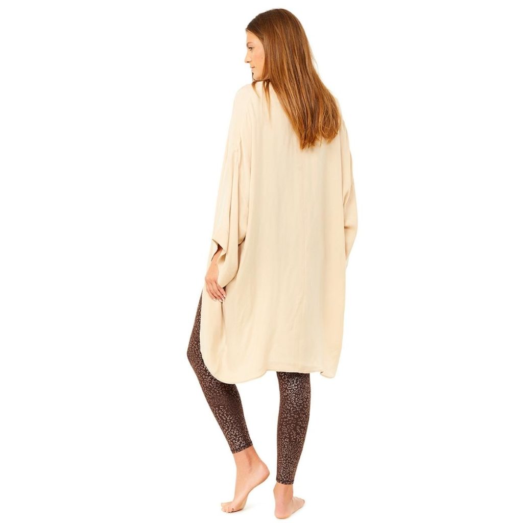 Frau trägt Yoga Kimono in der Farbe Sand von hinten