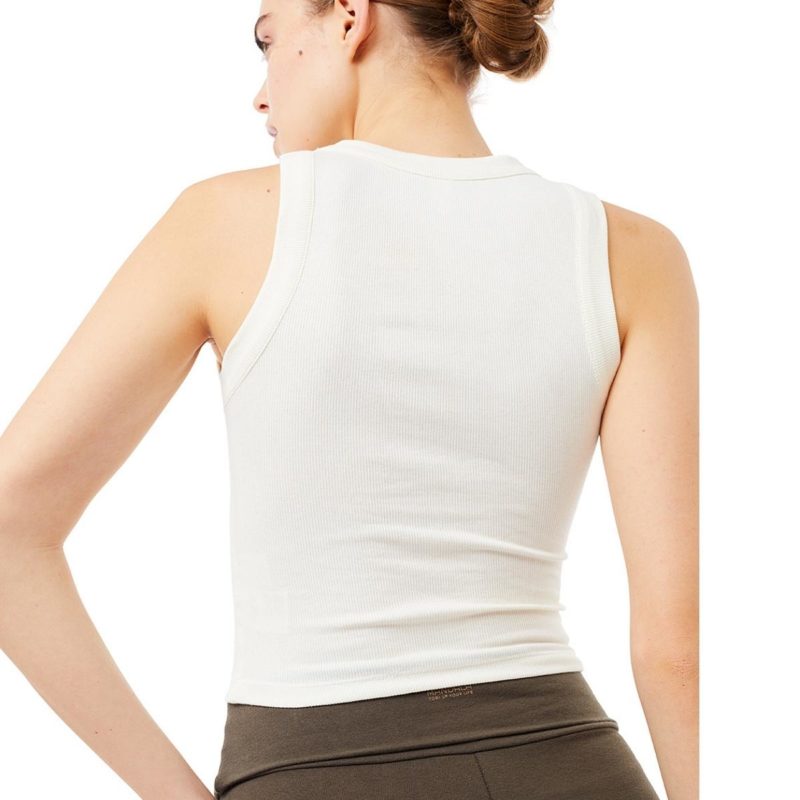 Frau von hinten im weißen Yoga Top und Olive-grüner Yoga Hose