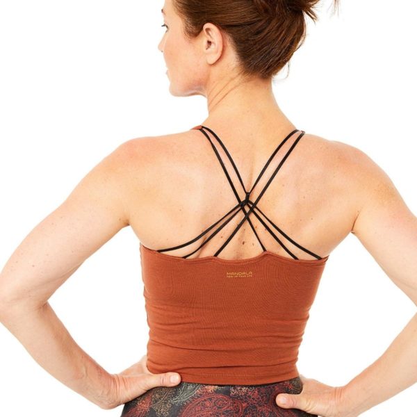 Frau trägt ein Yoga Top in Chocolate Farben