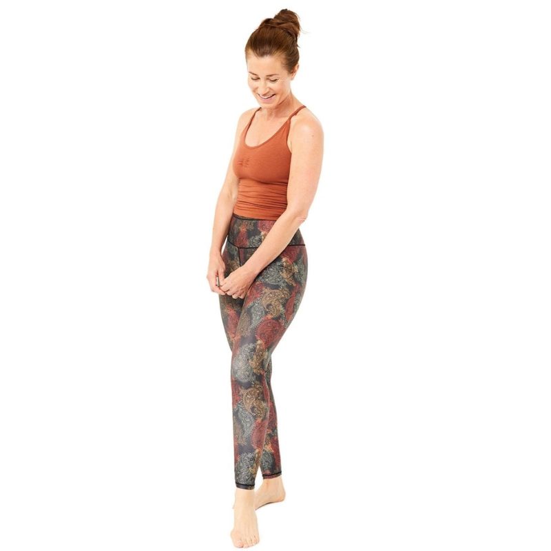 Frau trägt ein Yoga Outfit Top und Yoga Hose von Mandala
