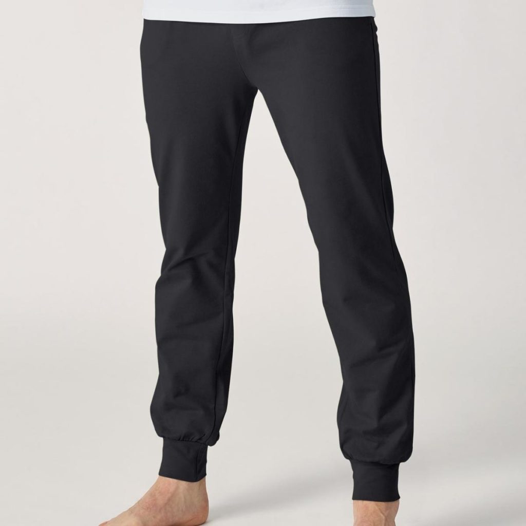 Mann trägt eine schwarze Yoga Hose