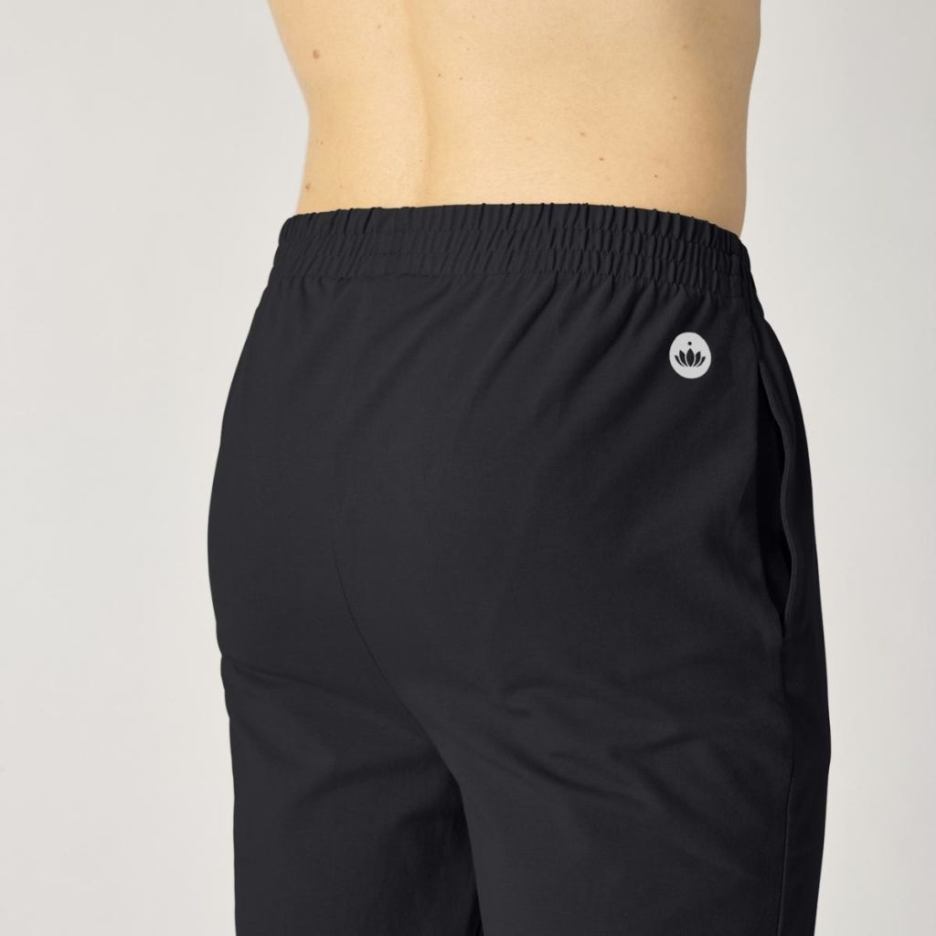Mann trägt eine schwarze Yoga Hose