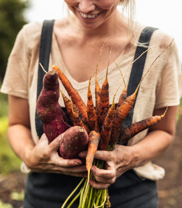 Mangolds Food-Saver Saucen - Frau lächelt und hält Gemüse in den Händen