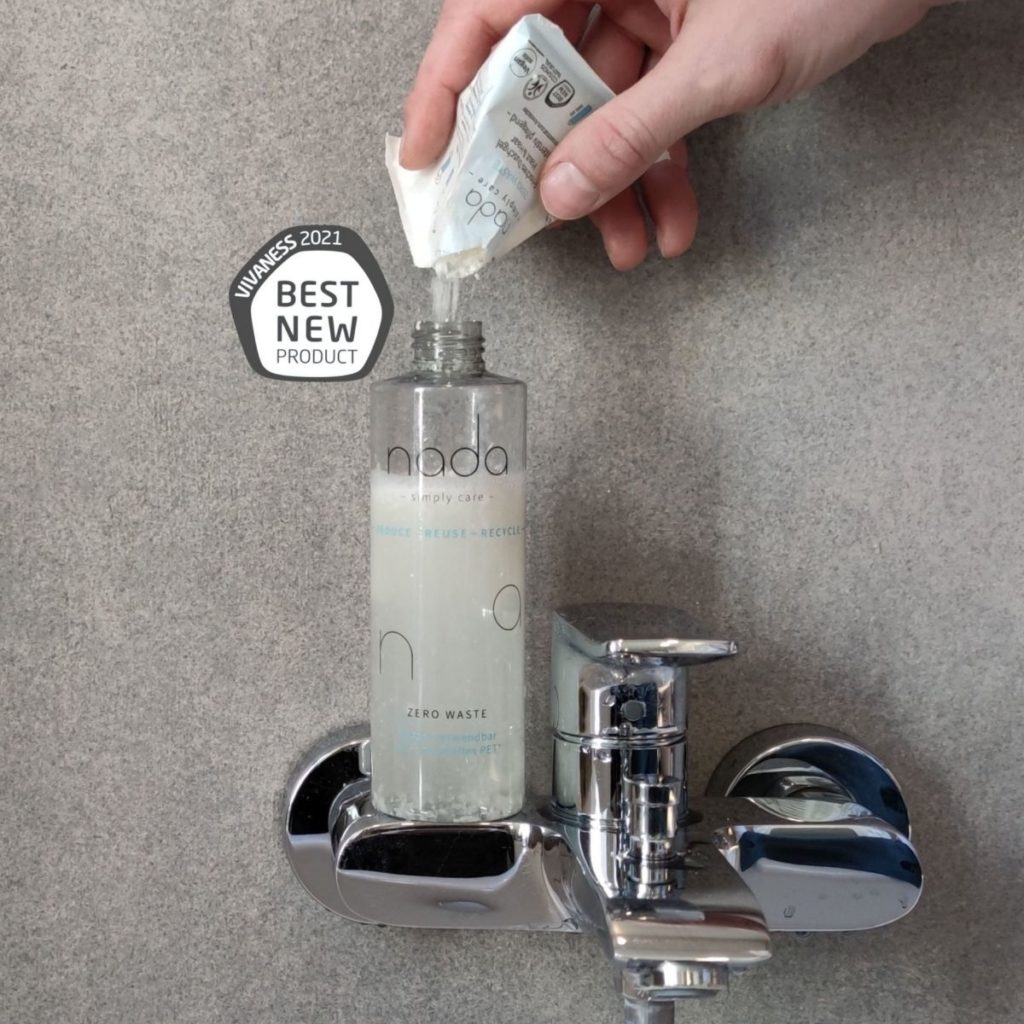 Duschpulver wird in eine Flasche mit Wasser gefüllt