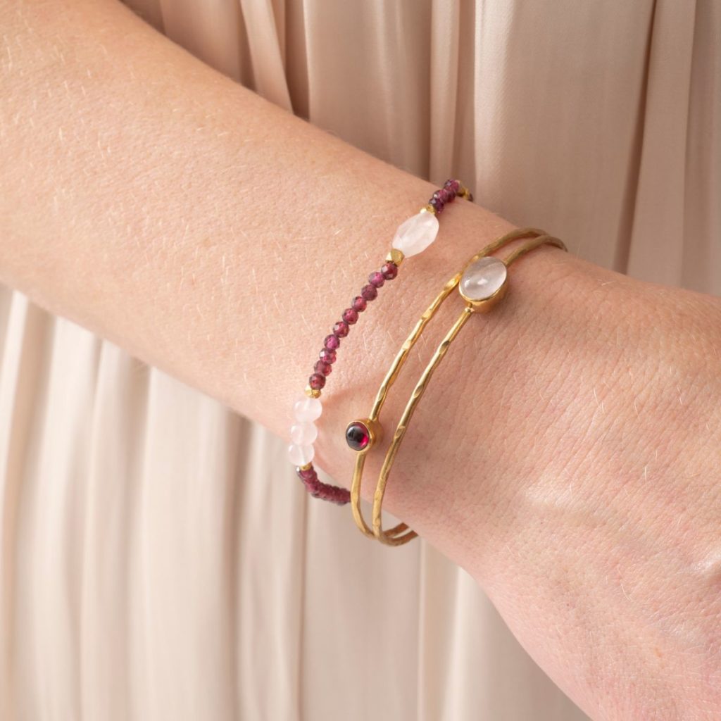 Frau trägt ein Gold Armband von A beautiful Story