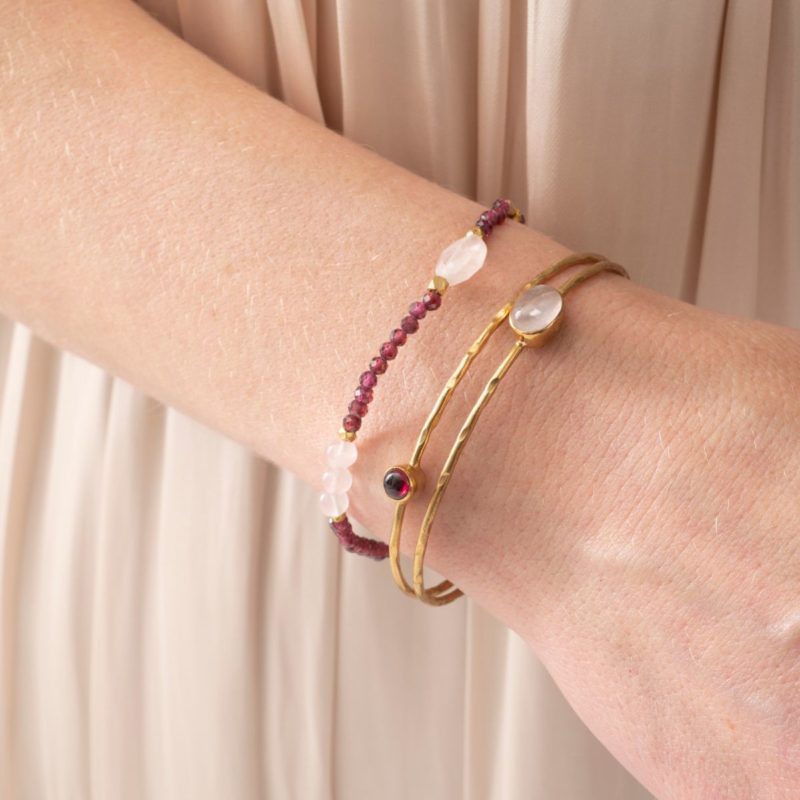 Frau trägt ein Gold Armband von A beautiful Story