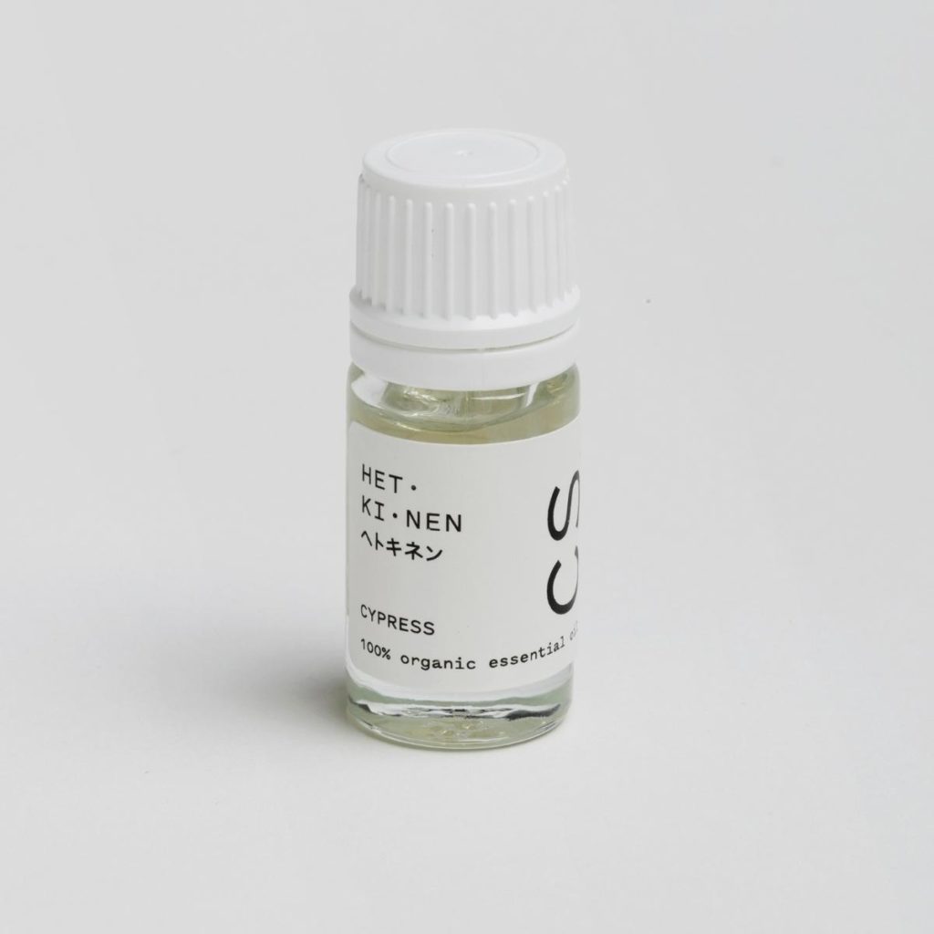 Glasfläschen mit Bio Zypressenöl von Hetkinen