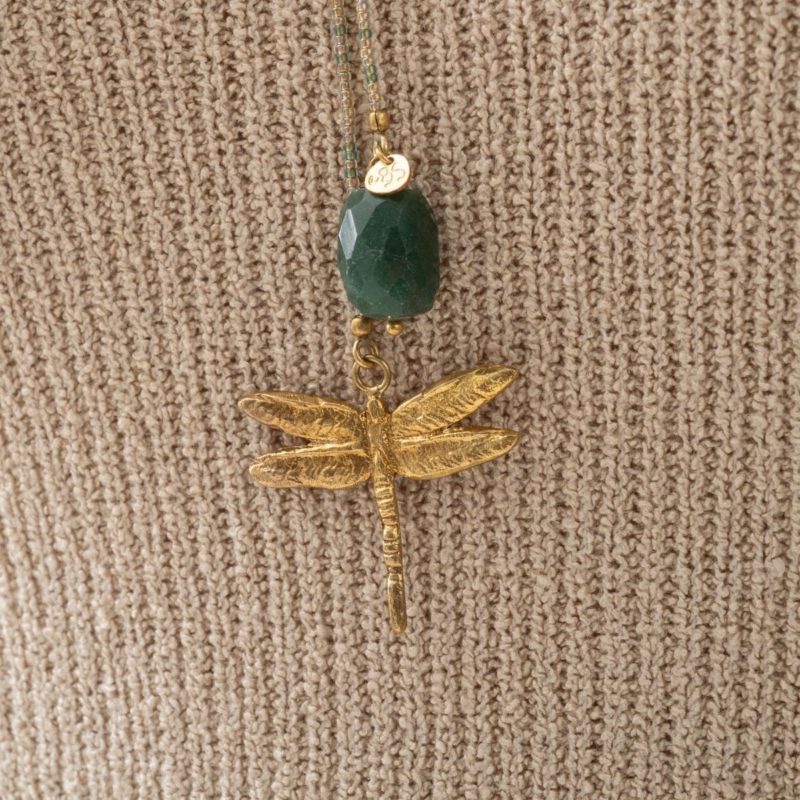 Nahaufnahme von Goldkette mit goldener Libelle und grünem Aventurin Stein