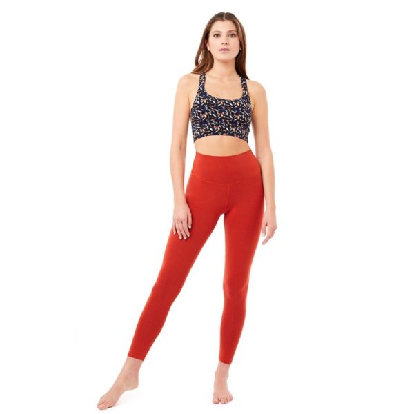 Frau trägt rote Yoga Legging und Yoga Shirt