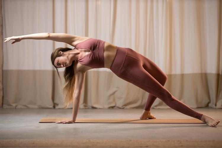 Mangolds Yoga Online Shop - Frau macht Yoga Übung auf Yogamatte in Yoga Kleidung