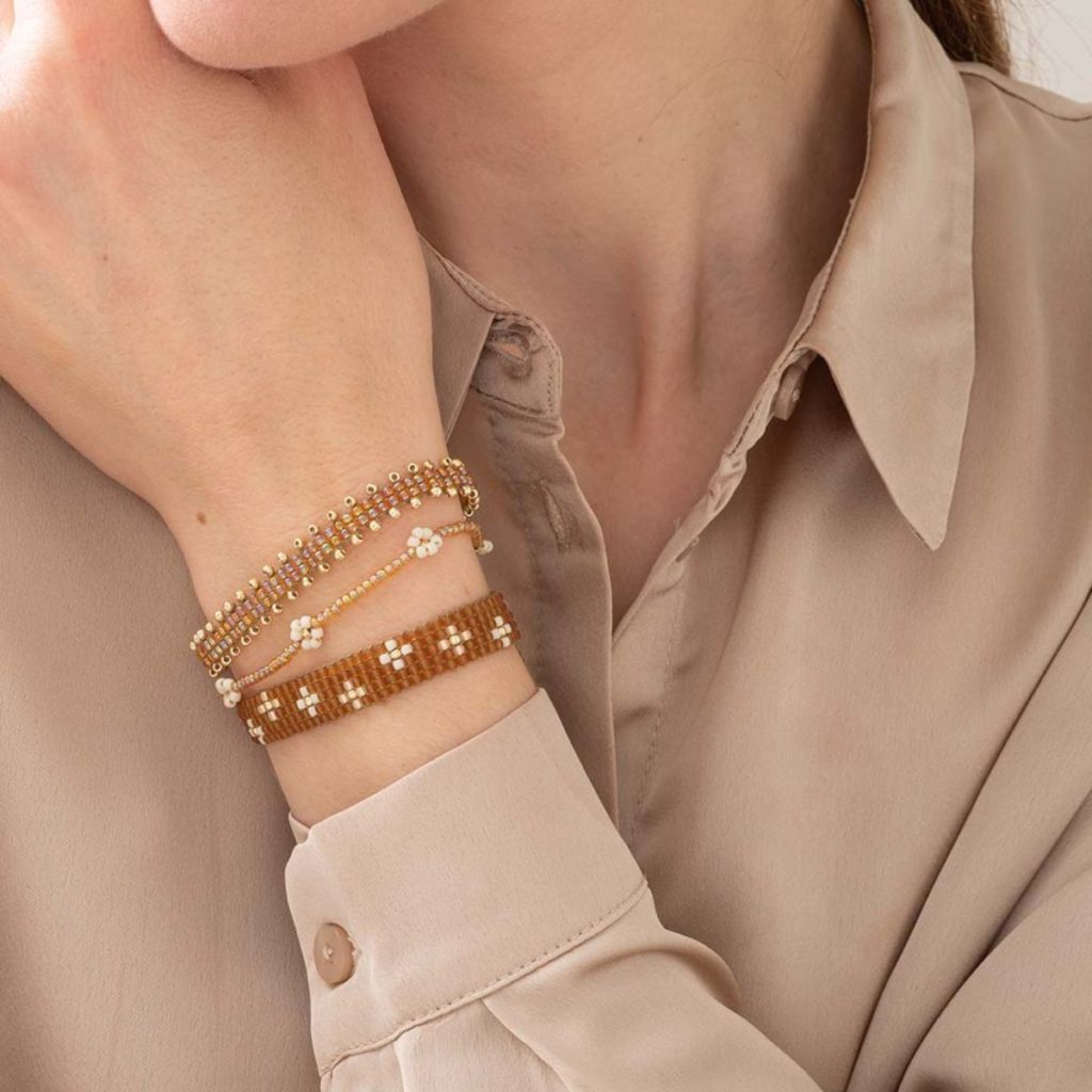 Frau trägt Gold Armbänder