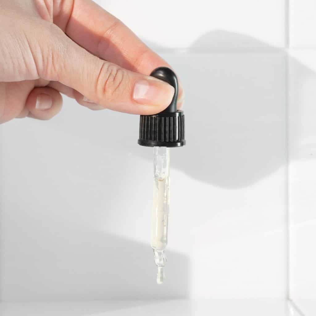 Pipette mit Madara-Custom-Actives-Isoflavone Concentrate
