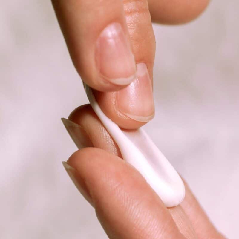 Finger mit Creme von Madara