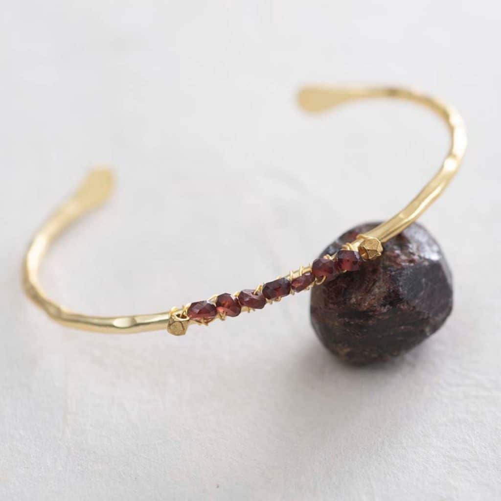 Devoted Granat Gold Armband von A Beautiful Story