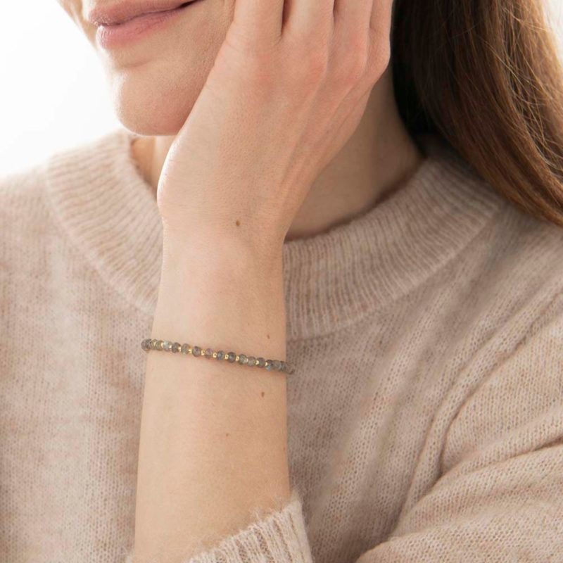 Frau trägt Energy Citrin Gold Armband