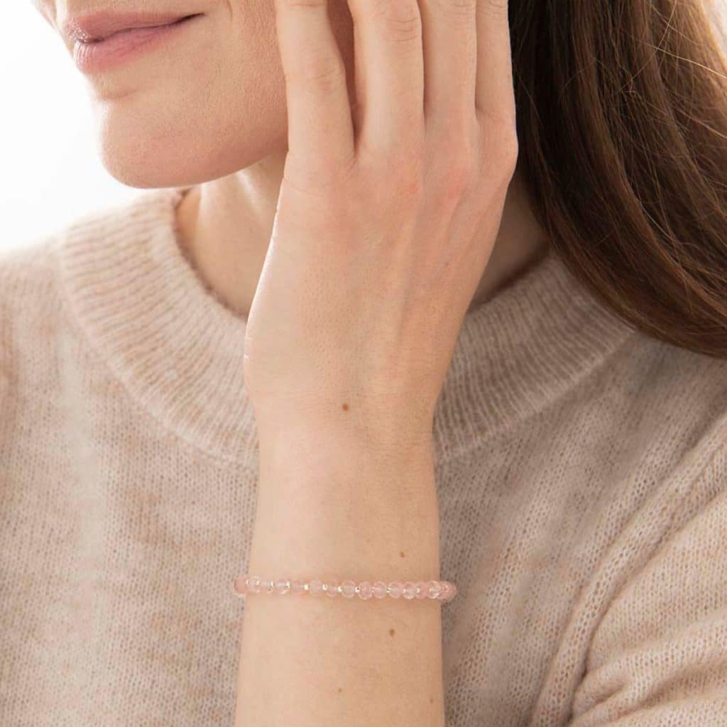 Frau trägt Energy Rosenquarz Silber Armband