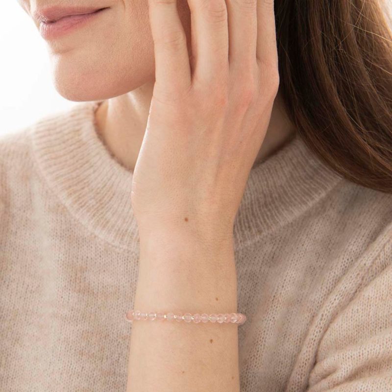 Frau trägt Energy Rosenquarz Silber Armband