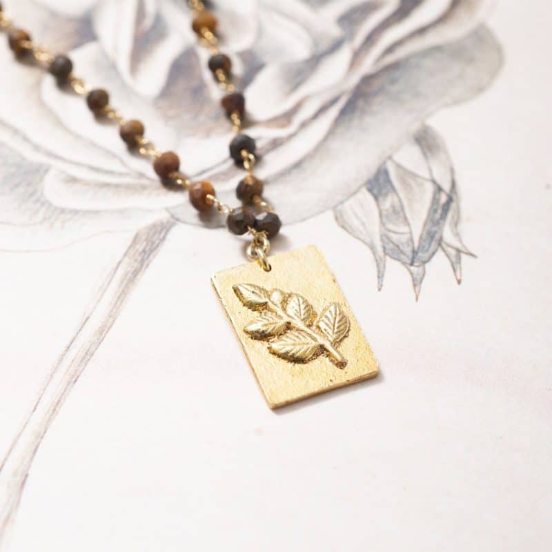 Nahaufnahme von der Radiate Tiger Eye Gold Halskette