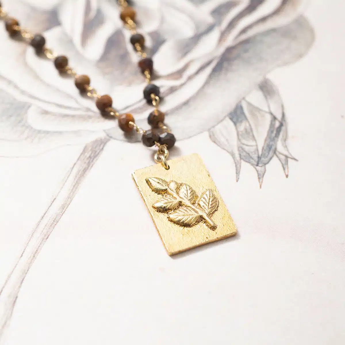 Nahaufnahme von der Radiate Tiger Eye Gold Halskette