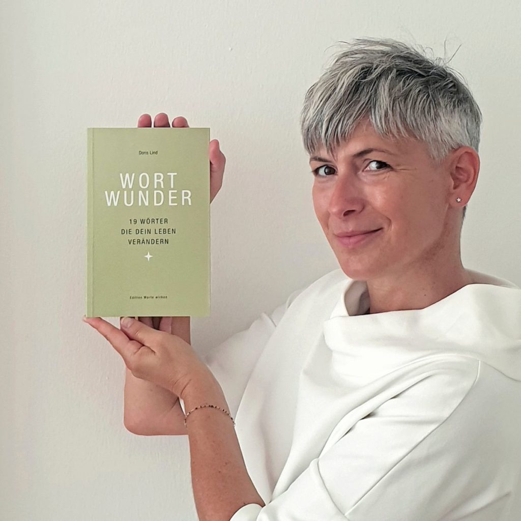 Doris Lind hält ihr Buch Wortwunder in den Händen